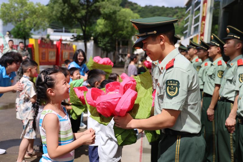 银发映红星,稚手传军魂.png 银发映红星,稚手传军魂.png